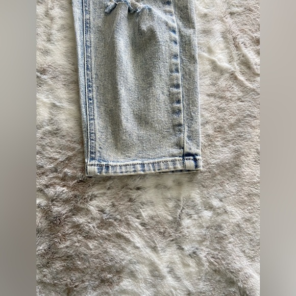 Wild Fable size 6 woman’s High Rise Mom Jeans. Distressed acid look. - Picture 7 of 8